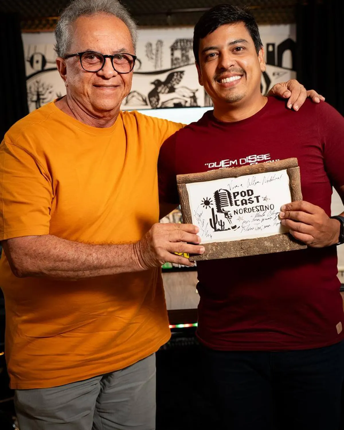 Arthur Farias ao lado de uma personalidade convidada