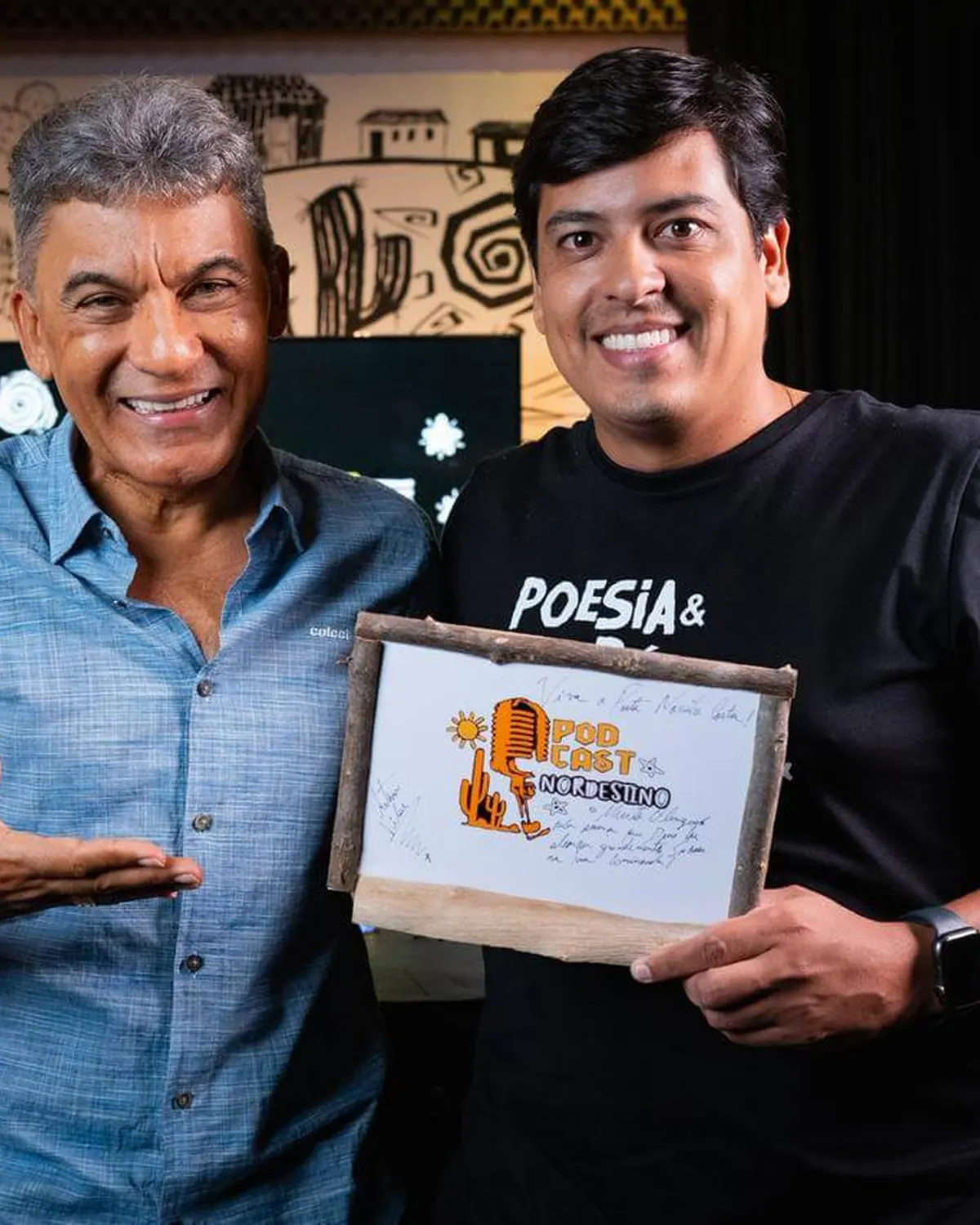 Arthur Farias posando com convidado famoso