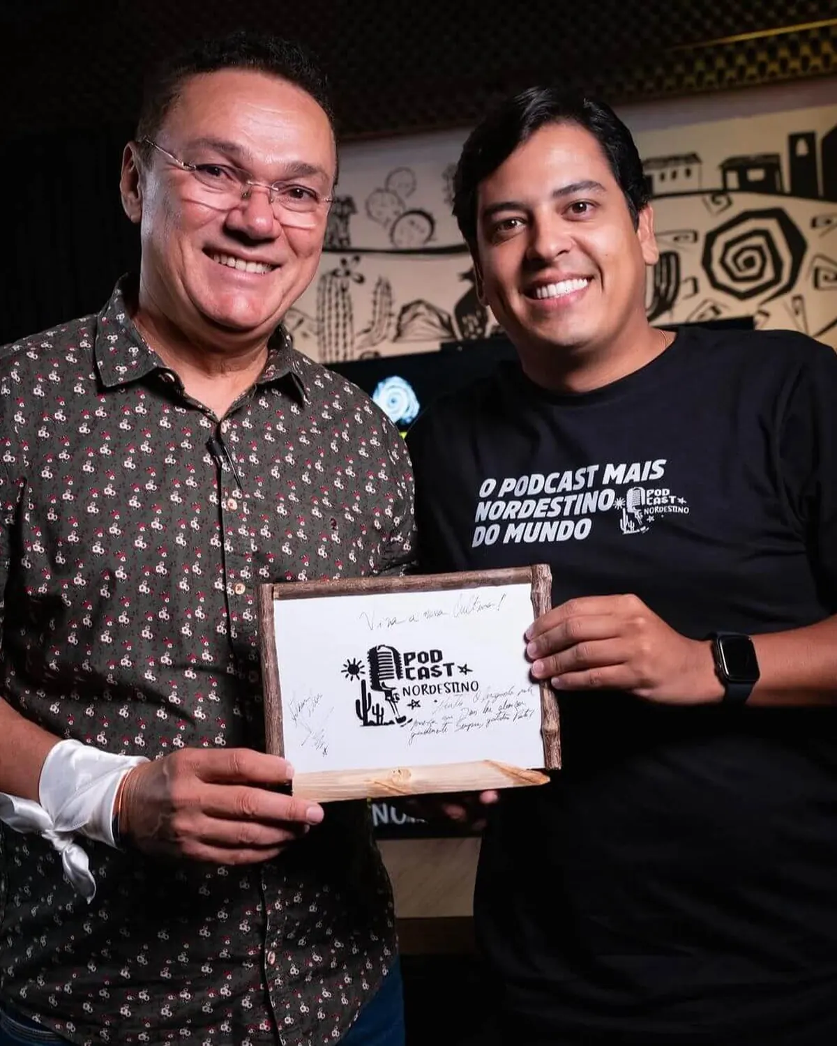 Arthur Farias ao lado de famoso em evento