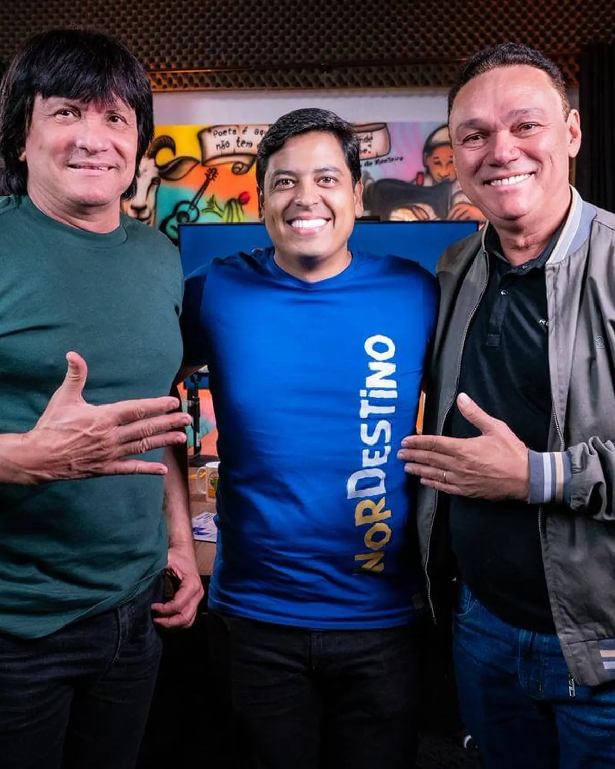 Arthur Farias ao lado de personalidade em imagem de prova social